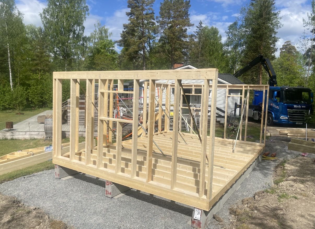 Stommen till attefallshuset står på grunden
