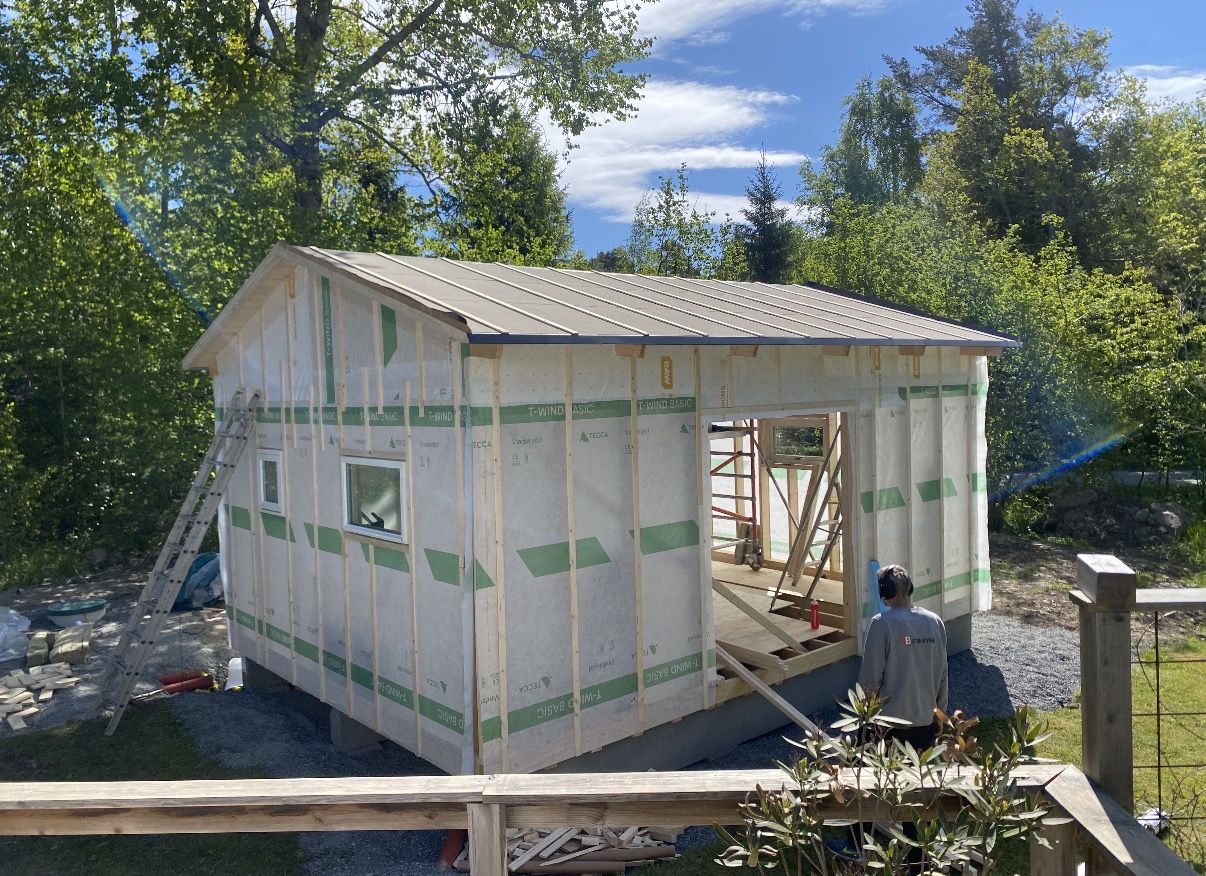 Huset har fått tak och vindskydd på väggarna