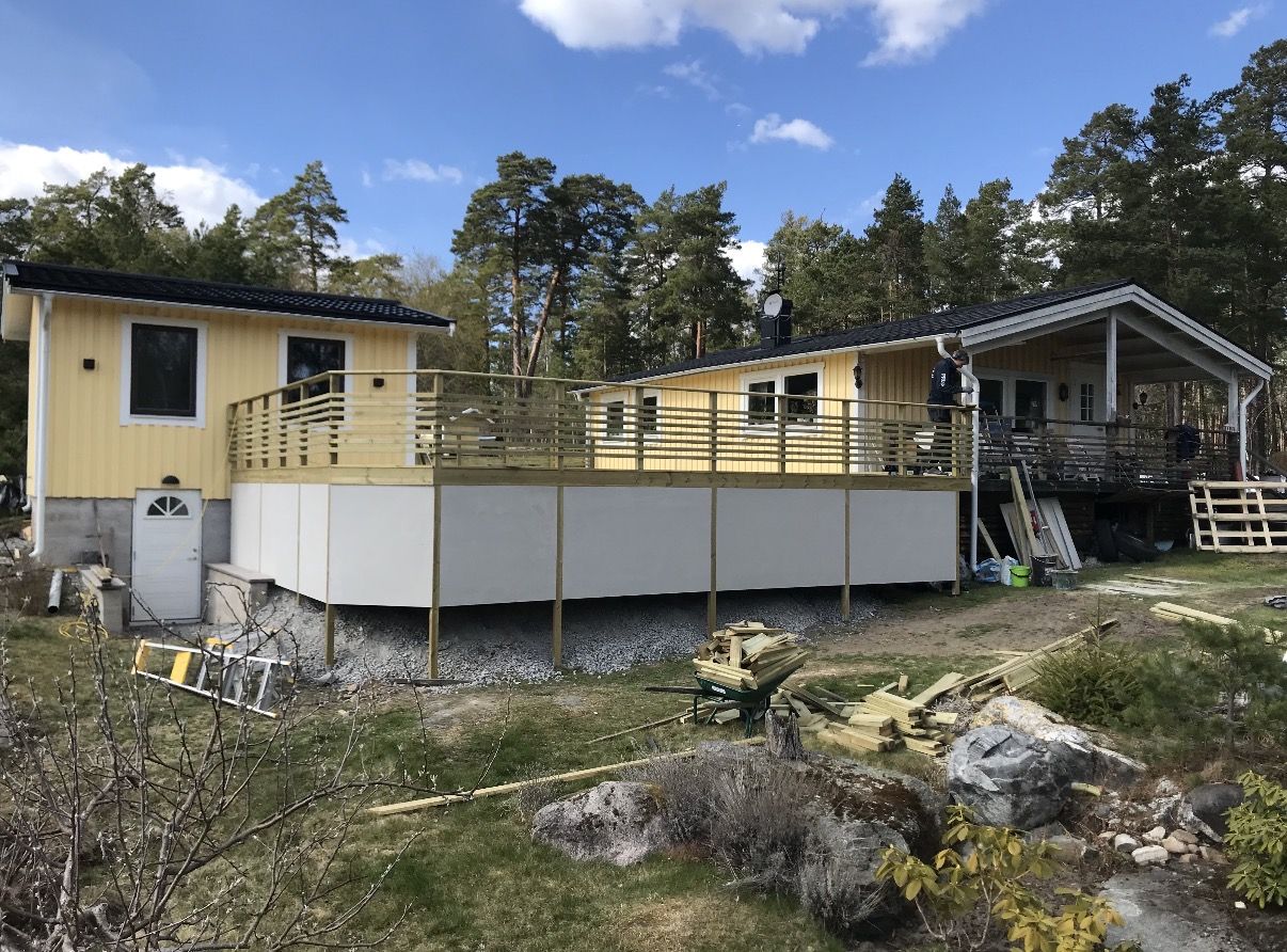 Däcket längs huset, sett från tomten