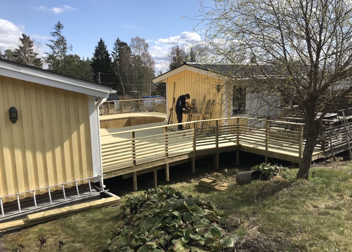 Däcket och räcket byggs