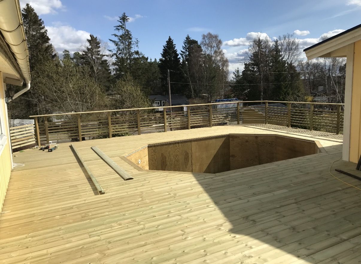 Det färdiga däcket med hålet för poolen