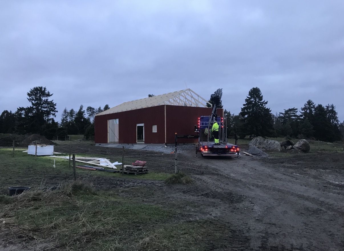 Takstolar lyfts upp med kran