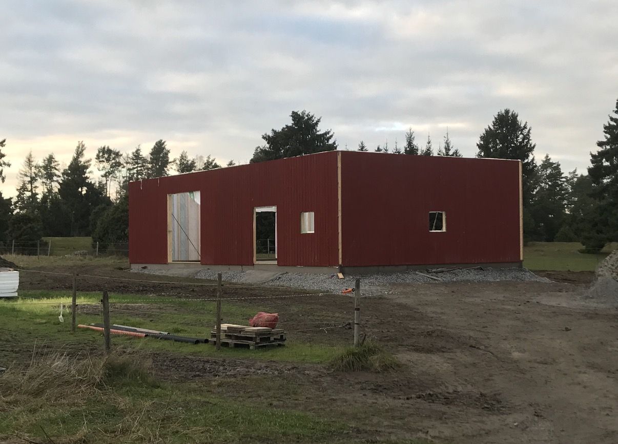 Väggarna har fått röd panel