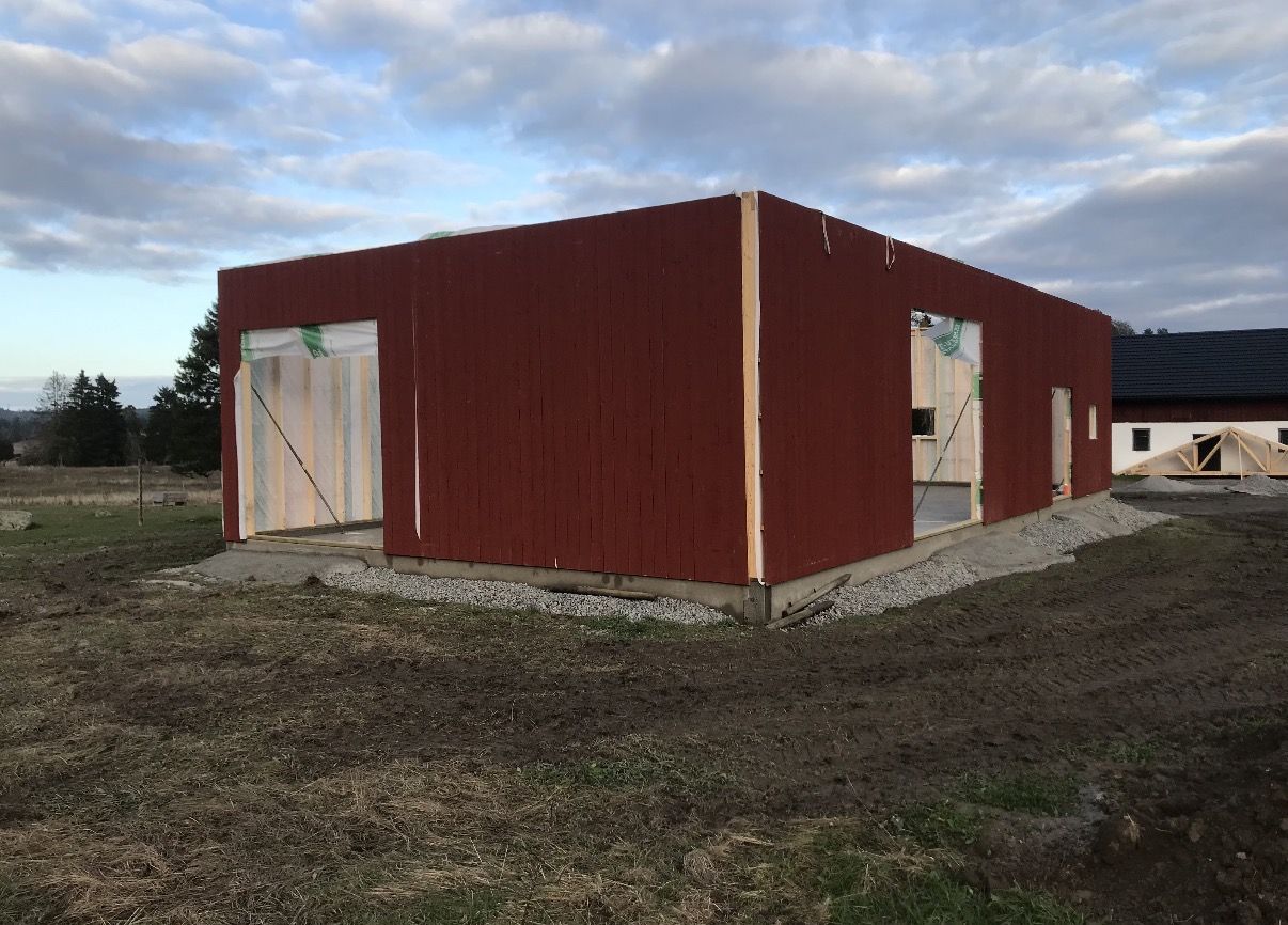 Stallet från hörnet, med röda väggar