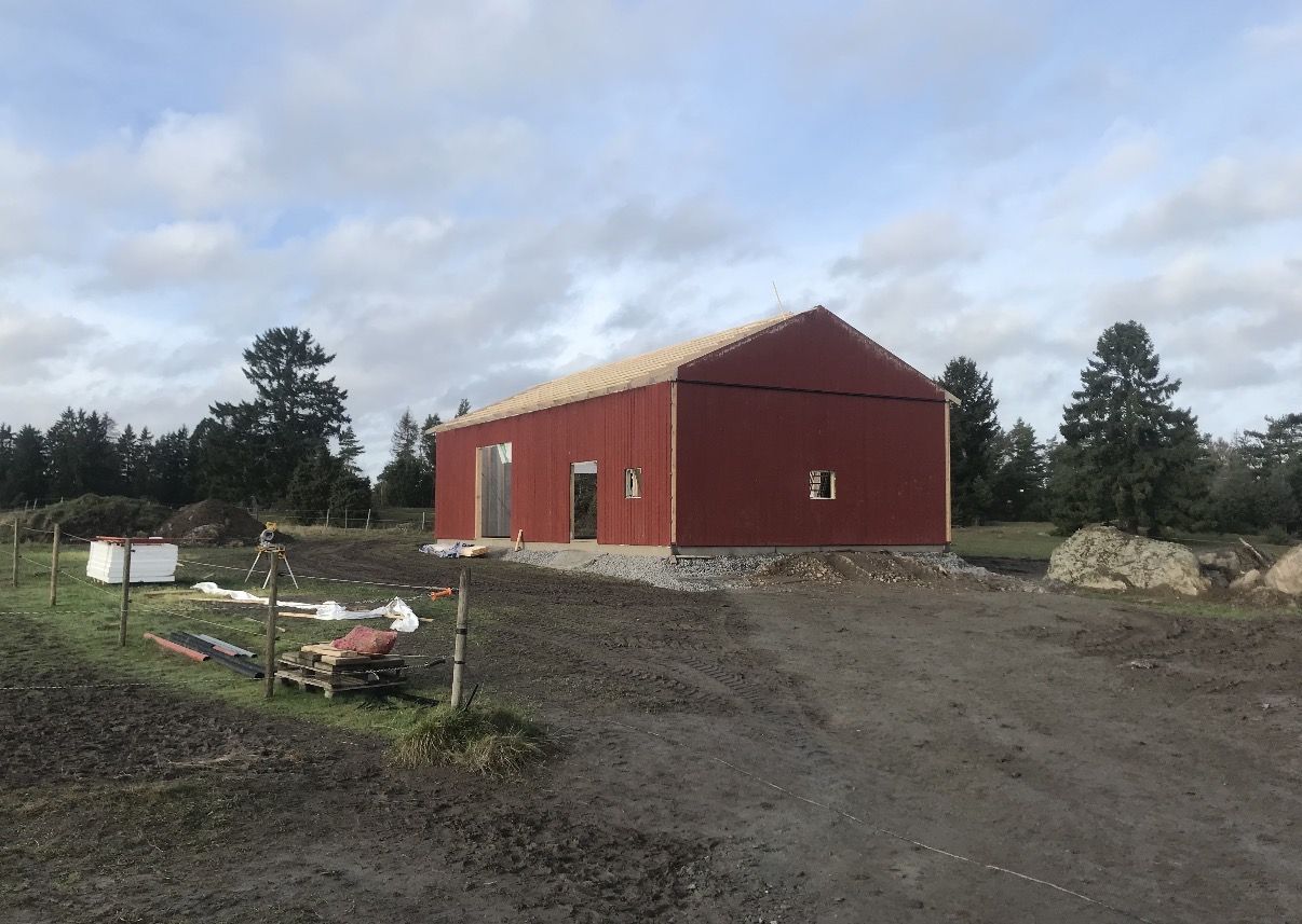 Stallet med tak, sett på avstånd