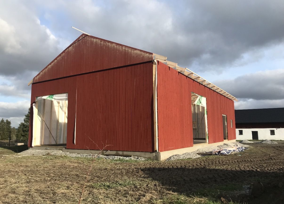 Det röda stallet med öppna portar