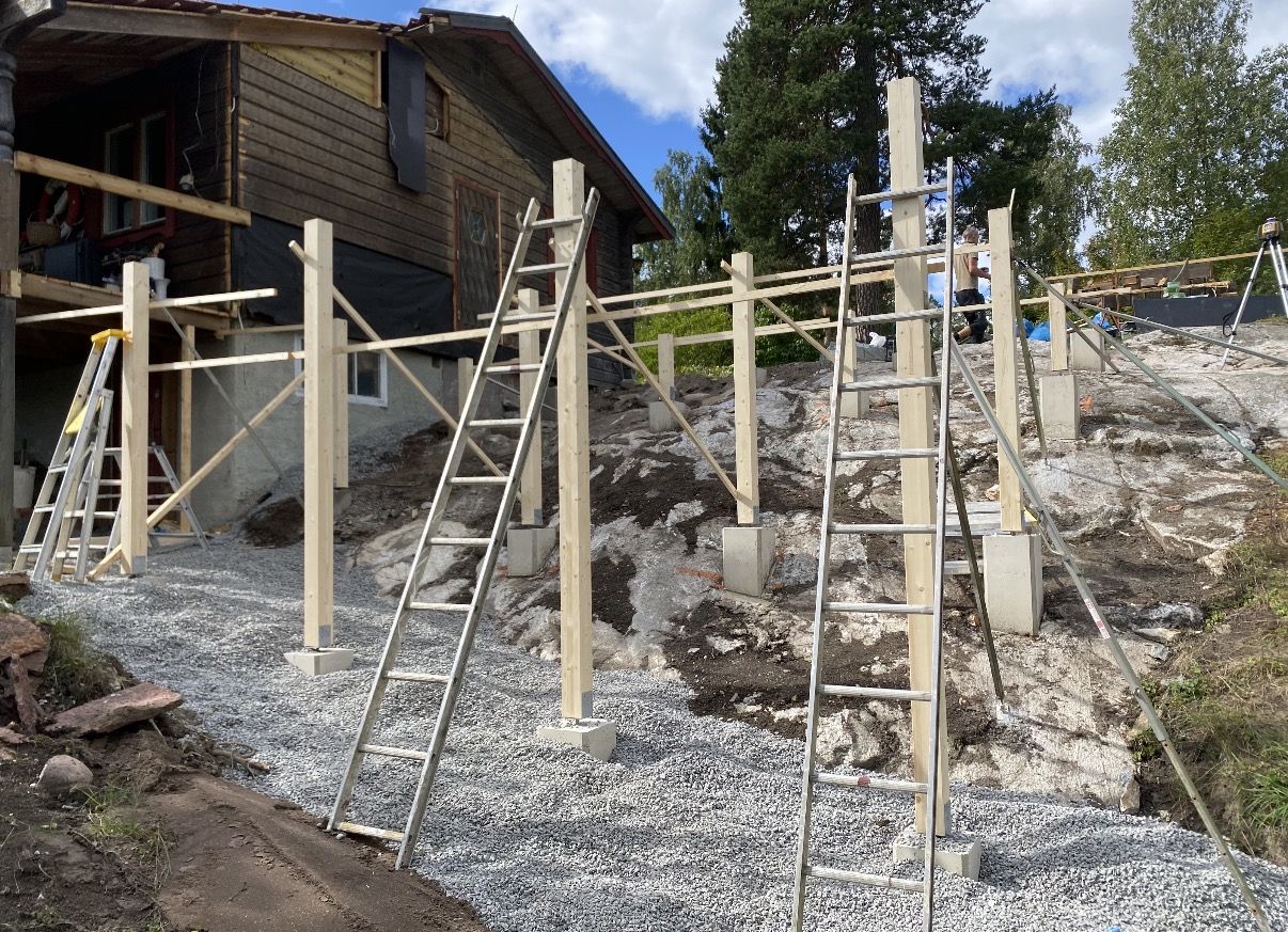Stolparna står på plintarna