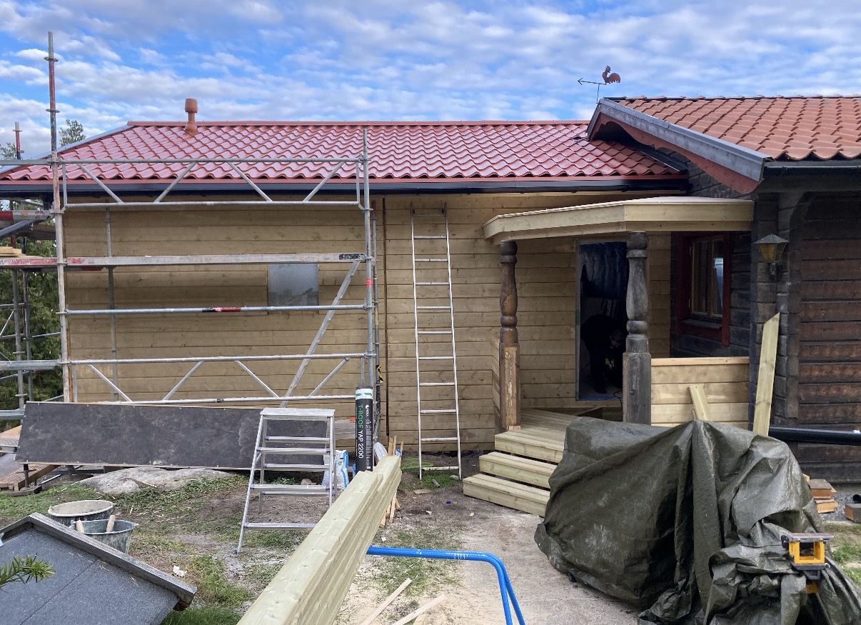 Huset framifrån med ny panel