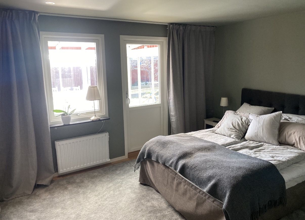 Sovrum med fönster och dörr ut